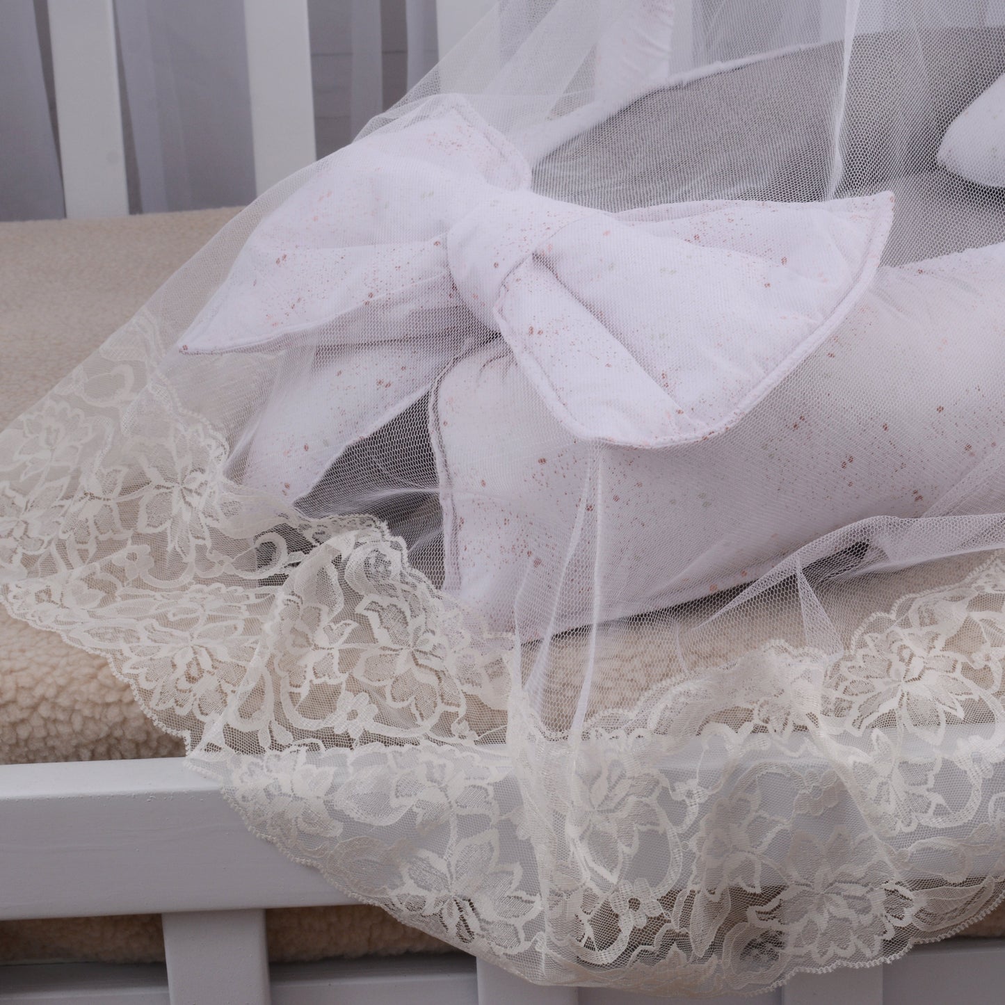 Printed Baby Snuggle Set with Pillow & Net- Dotted white