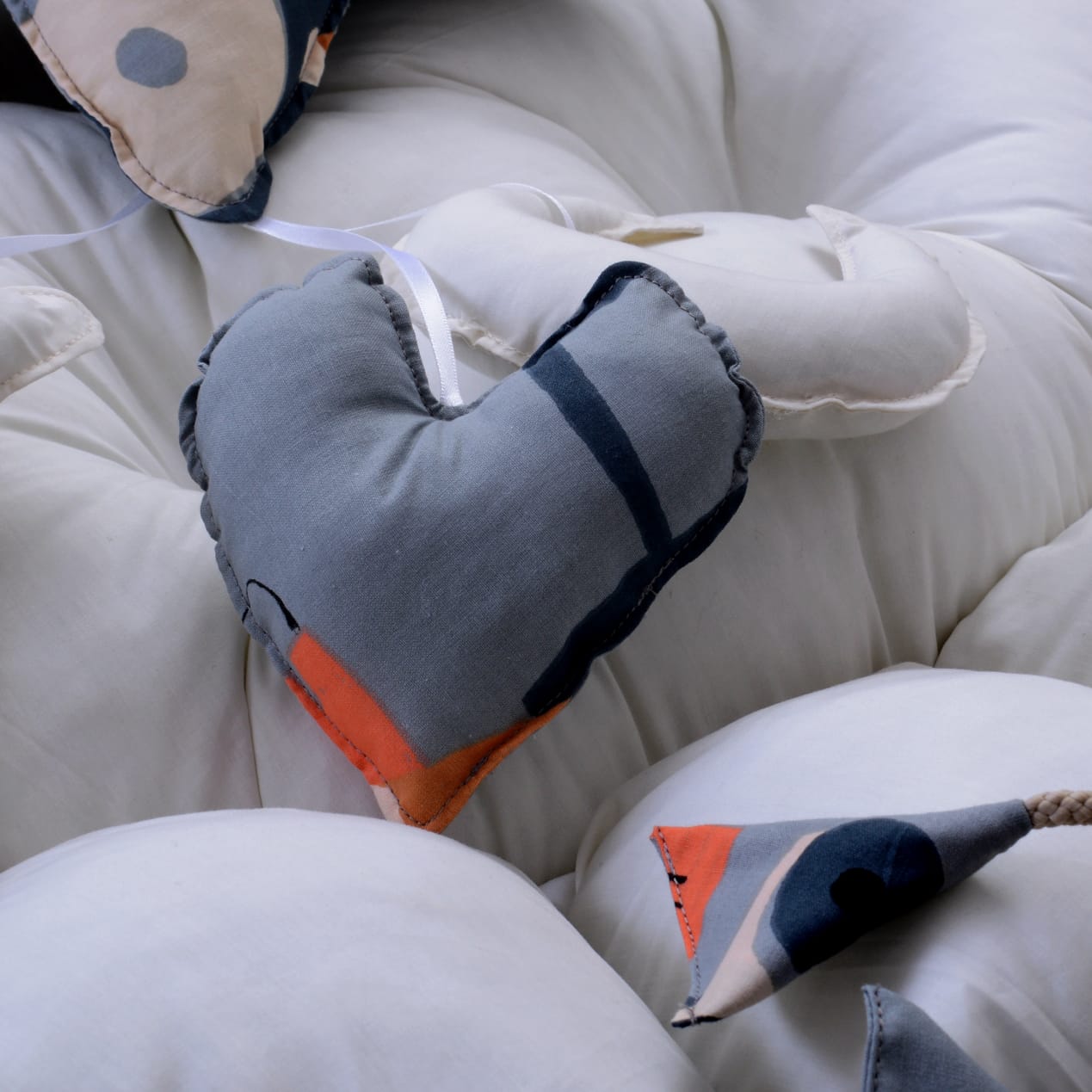 Printed Cotton Baby Round Cot with Pillows- Gray Vehicle